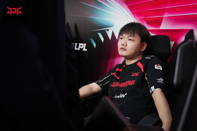 尤其是在此 尤其是在此